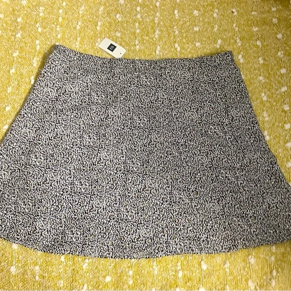 Elegant Black and White Patterned Skirt - Picture 5 of 10
